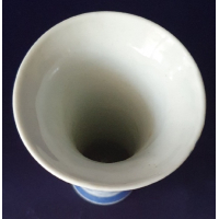 Delfts wit/blauw vaasje, gemerkt met blindmerk